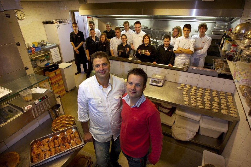 Talent-oprichters Marc Huijnen (links op de voorgrond) en Marco Keulen in 2011 met de enthousiaste keukenploeg van restaurant Talentino. 