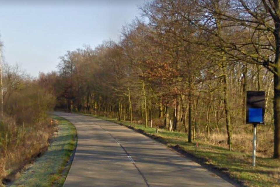 Elektronisch bord van het oude, niet functionerende systeem om verkeer te waarschuwen voor overstekend wild op de Bochelterweg vlak over de grens in België.