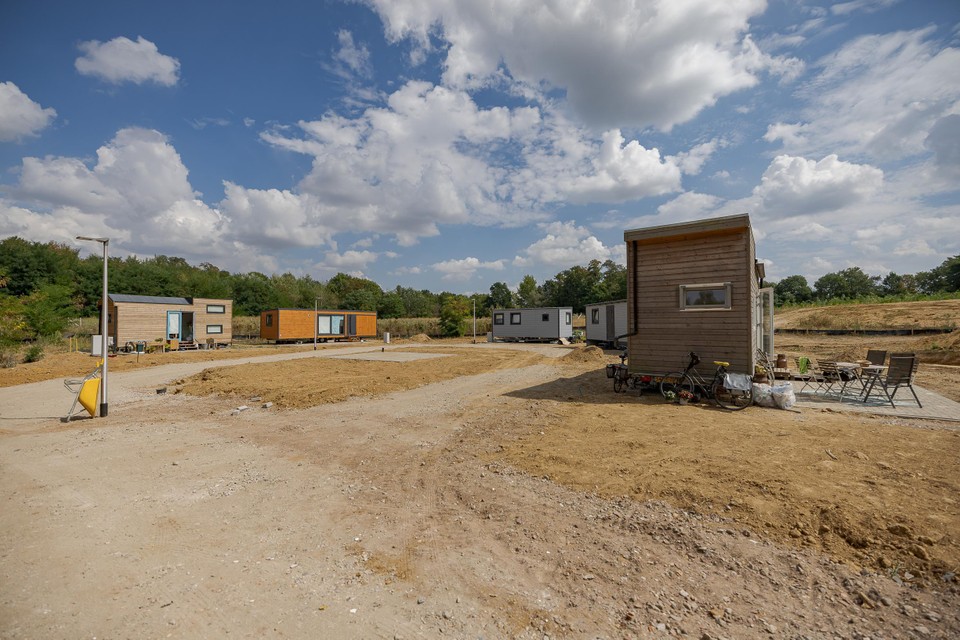 Vijf tiny houses staan in een halve cirkel op sportpark Carisborg. 