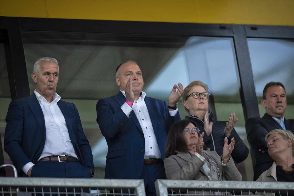 Harm van Veldhoven (links) naast directeur Wim Collard.