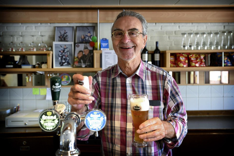 Jan Bormans tapt een Weizen in het Wielderhoes.