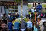 thumbnail: In Genk kwamen dinsdagavond ruim honderd mensen samen om Luana te herdenken.