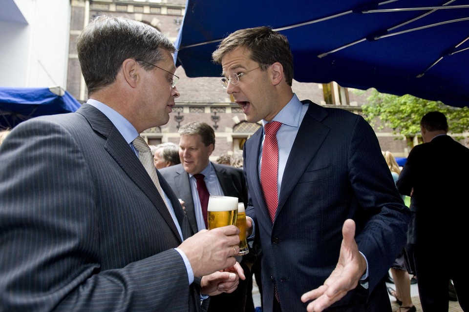 Rond het reces sluit de politiek normaliter het parlementaire jaar af met een barbecue. Op de foto toenmalig premier Balkenende en toenmalig VVD-fractievoorzitter Rutte in juli 2008. 
