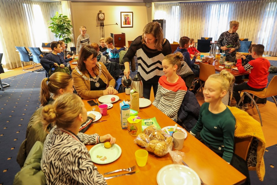 De kinderen van OBS De Klimop lieten zich het ontbijt met de burgemeester goed smaken. 