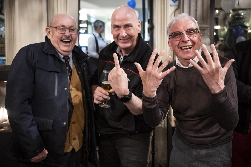 LVR-raadsleden Dré Peters, Ben Peters en Jos van Rey vieren de winst van elf zetels bij de gemeenteraadsverkiezingen van 2022 in Roermond.