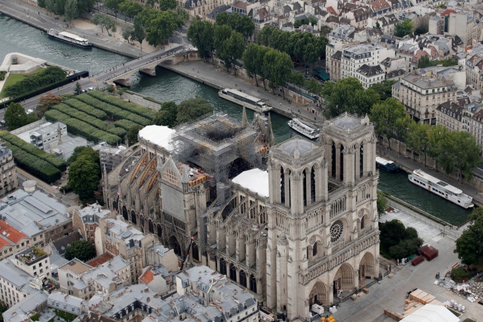 Archiefbeeld: een luchtfoto van de zwaarbeschadigde Notre-Dame in Parijs. 