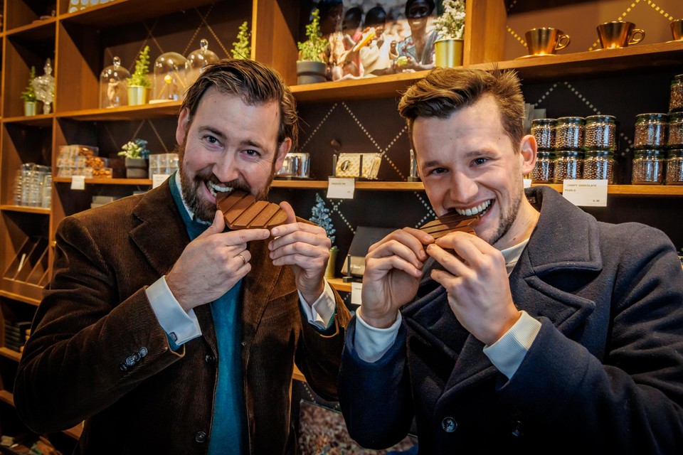 Ivo Urlings en Enrique Meesters van Ronde Tafel 62 zetten hun tanden in de chocolade.