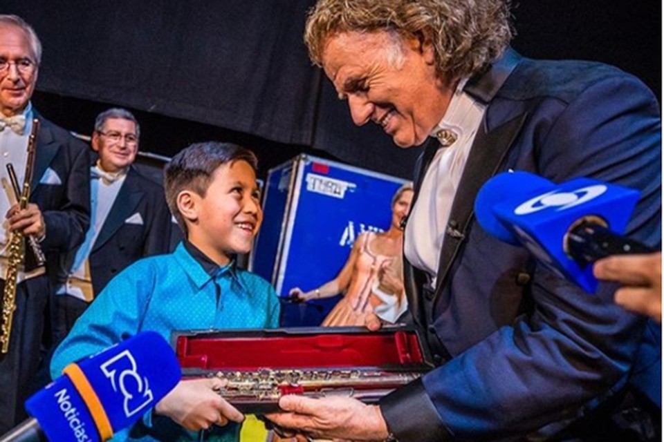 Samen met het orkest mocht hij het nummer Cielito Lindo spelen. 