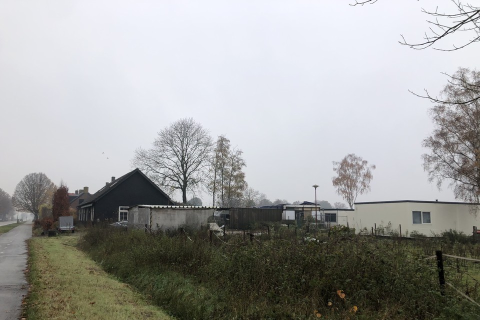 De containers aan de Meijelsedijk in Ospel die op last van de gemeente Nederweert weg moeten. 