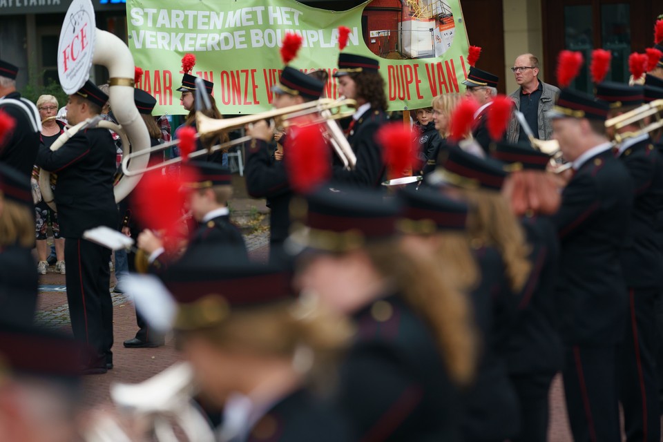 Fanfare Concordia protesteert pal voor het stadhuis in Geleen tegen de voorgenomen inkrimping van gemeenschapshuis Het Klaverblad in Einighausen.  
