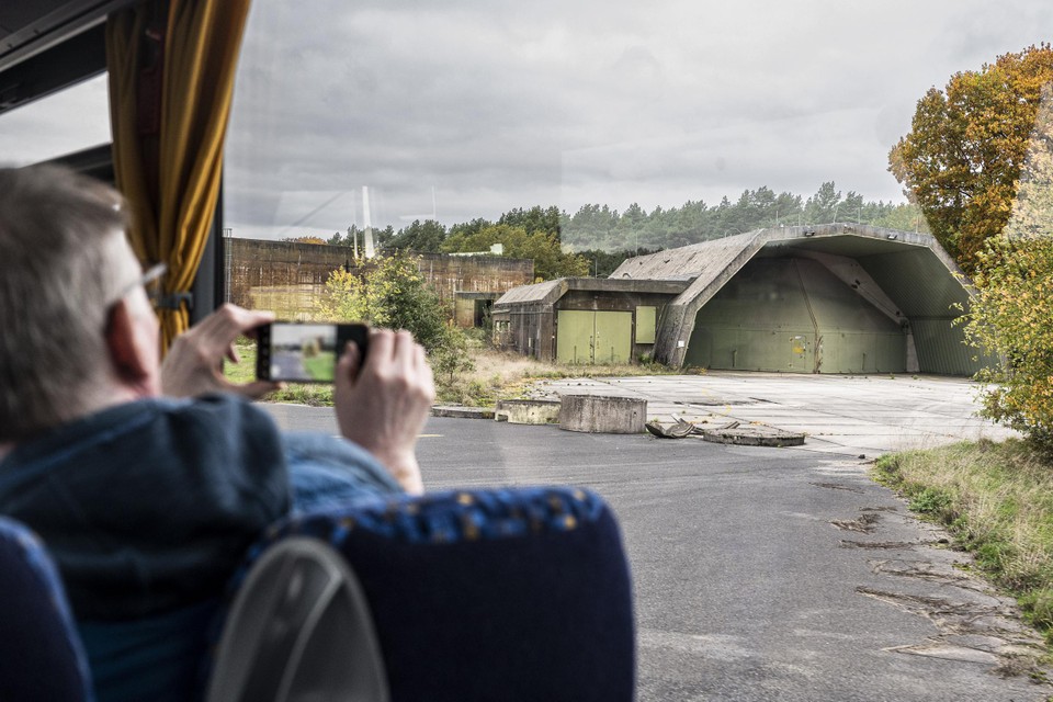 De oude hangars op het voormalige RAF-terrein waar over enkele jaren de eerste bedrijven zich moeten vestigen  