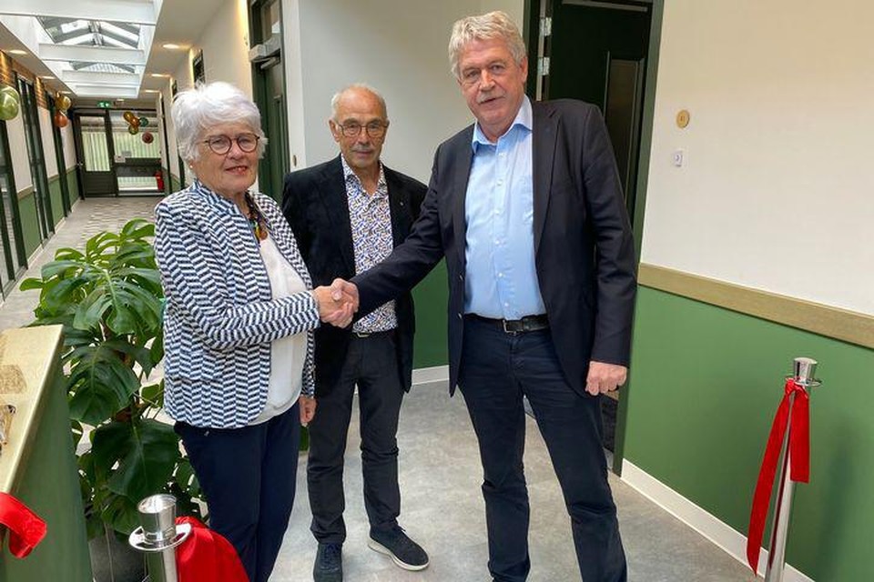 De eerste bewoners van de Maesland Burcht, de heer en mevrouw Janssen, worden door wethouder Peter Pustjens gefeliciteerd met hun nieuwe woning. 