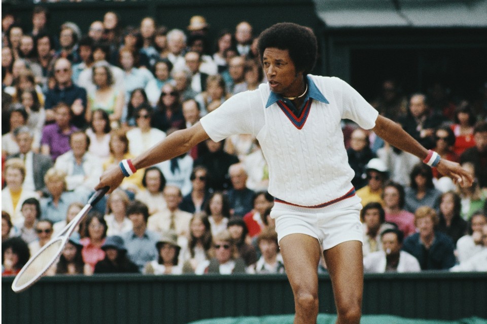 Arthur Ashe in 1975 op weg naar de eindzege op Wimbledon. 