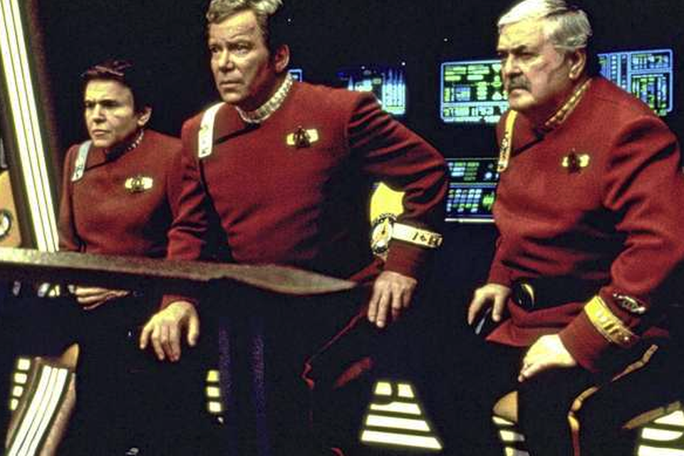 Shatner als captain James T. Kirk (midden).  