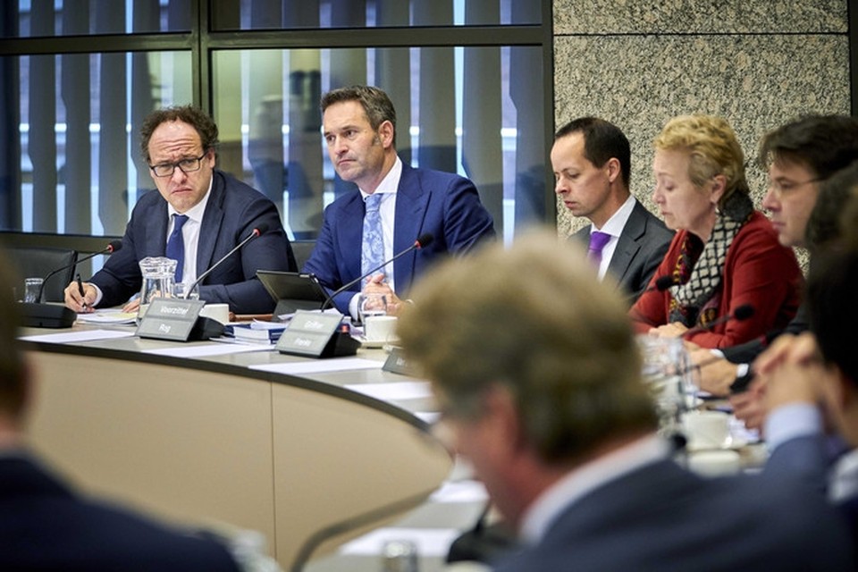 Minister Koolmees (D66) ging donderdagmiddag in debat met de Tweede Kamer over zijn besluit om de regels voor pensioenfondsen te versoepelen. Veel dreigende kortingen zijn daardoor van tafel, maar niet allemaal. 