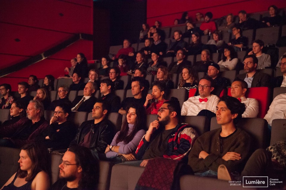 David Lynch fans bekijken Twin Peaks in Lumière. 