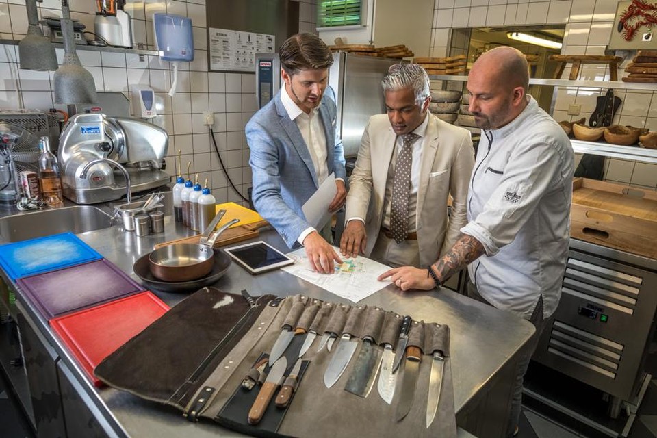 Mark Meijer, Jay Mookhram en Servais Tielman (v.l.n.r.) bij de voorbereiding van Parkstad Culinair.  