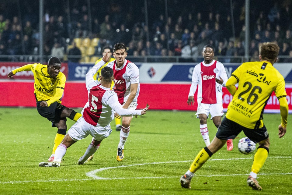 Yannick Leliendal (links) in actie voor VVV tegen Jong Ajax. 