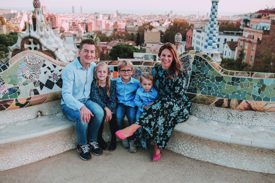 Lydia en haar man Camile met de kinderen: „Park Güell is een van mijn favoriete plekken in Barcelona. In de coronatijd zijn we er nog geweest. Was er bijna niemand. Heel bizar.” 