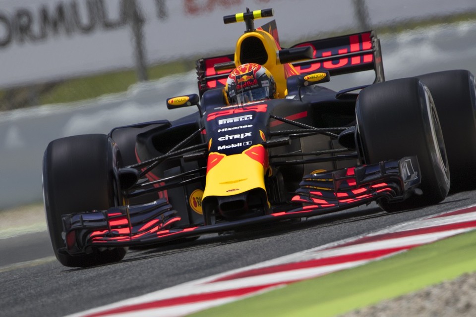 Verstappen in actie tijdens de tweede vrije training in Spanje.
