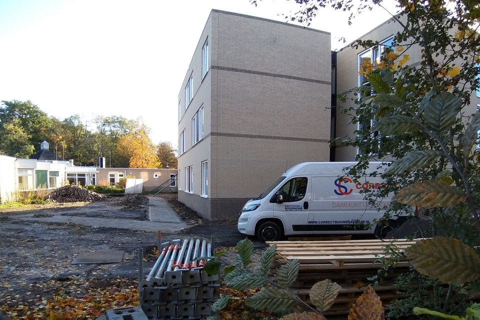 Links de oude paviljoens van Valkenheim, rechts de nieuwbouw. 