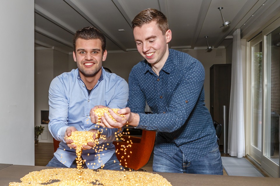 Rob Wijers en Tom Kerstens (rechts), twee van de vier PopPeas-bedenkers met hun duurzame veggy snack.