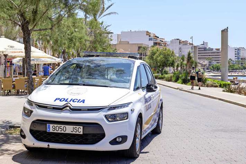 Een politieauto staat maandagmiddag op de boulevard in Mallorca, vlak bij de plek van de fatale aftuiging. 