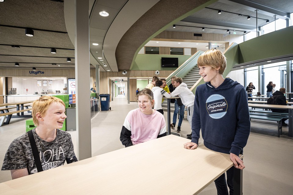 Maandag kregen de leerlingen van Yuverta in Roermond voor het eerst les in hun nieuwe schoolgebouw. 