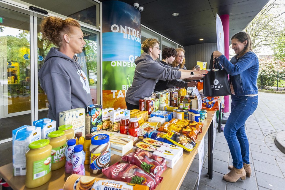 Initiatiefnemers Marjolein Floors, Petra Smeets en Wendy Schmitz (v.l.n.r.) nemen spullen in ontvangst.