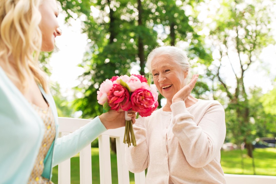ANBO wil senioren die het verdienen op Nationale Ouderendag een bloemetje overhandigen. 