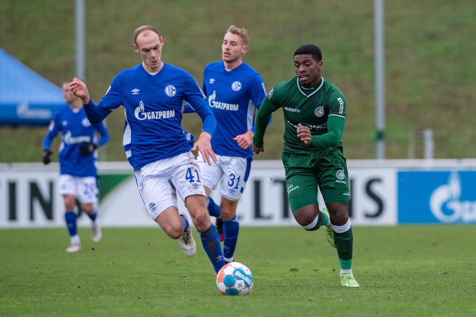 Schalke 04 oefende onlangs nog tegen Fortuna Sittard. De druk om te breken met hoofdsponsor Gazprom neemt toe. 