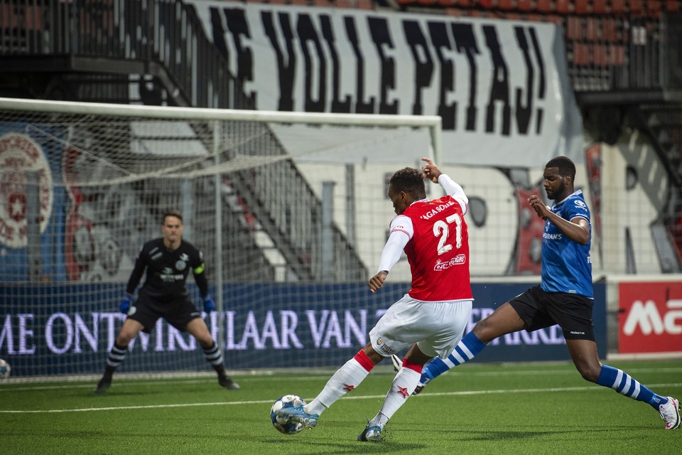 MVV won woensdagavond de laatste competitiewedstrijd tegen FC Den Bosch. Hier in actie Joy-Lance Mickels namens MVV 