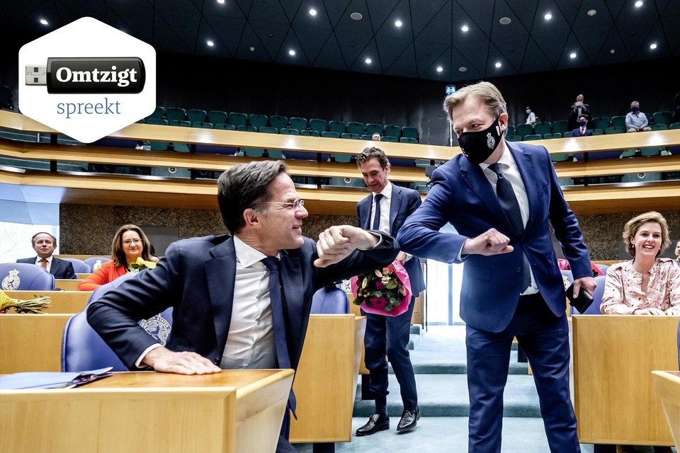 Premier Mark Rutte begroet Pieter Omtzigt, de man die nu de vorming van een nieuw kabinet bemoeilijkt.  