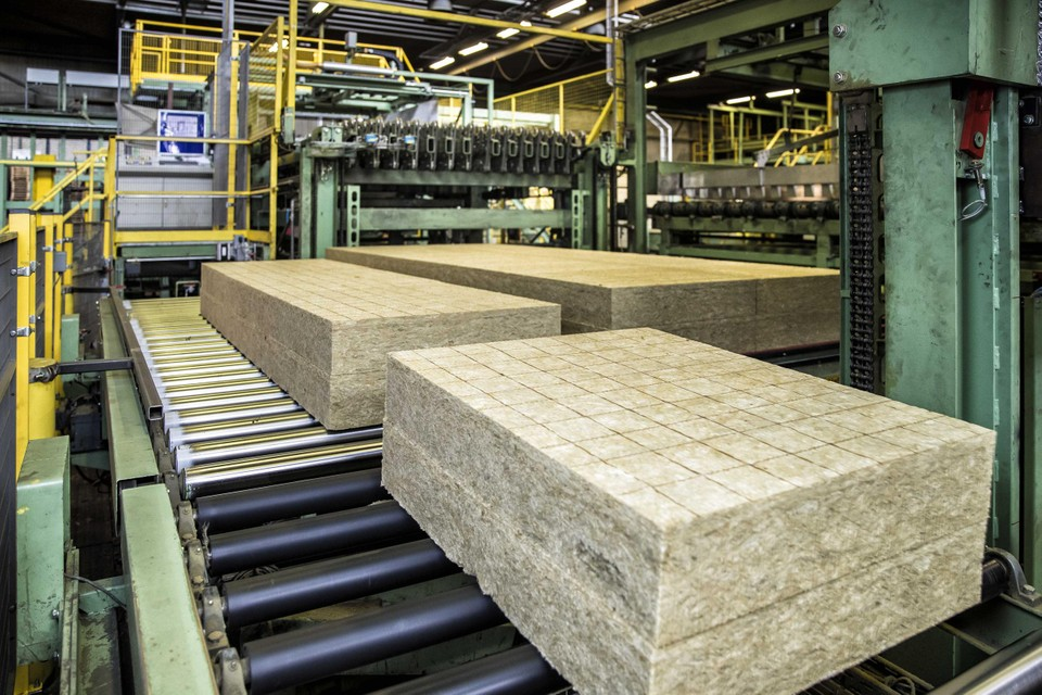 De productie van steenwol-isolatie bij Rockwool in Roermond.
