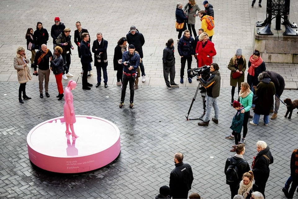 Het 3D geprinte standbeeld van het Aidsfonds tijdens de onthulling op het Beursplein. Het beeld laat iedere 40 seconden een traan en is onthuld ter ere van Wereld Aids Dag. 