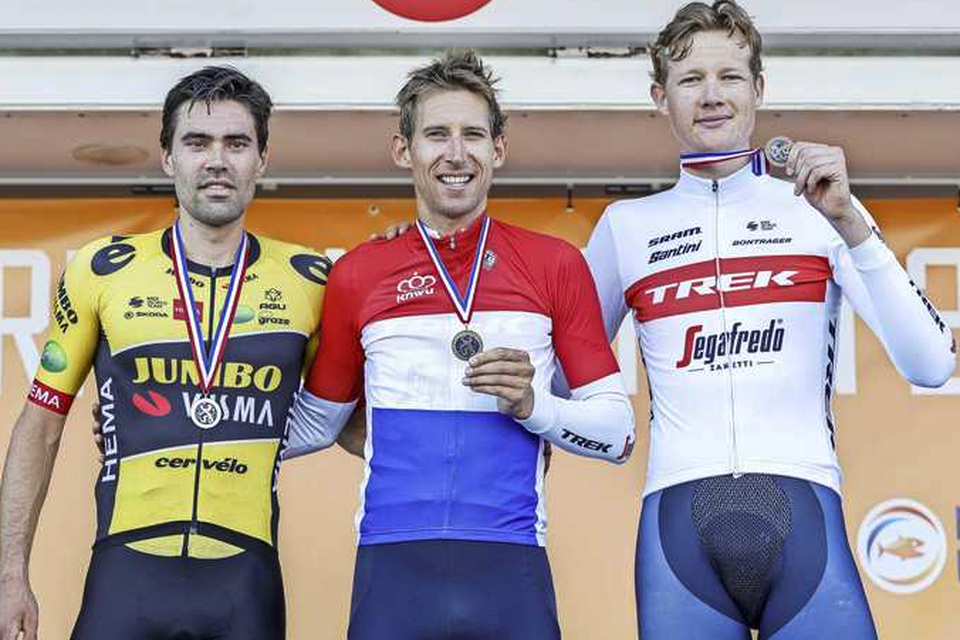 Tom Dumoulin (tweede), Bauke Mollema (eerste) en Daan Hoole (derde) na het NK Tijdrijden in Drenthe eerder dit jaar. 