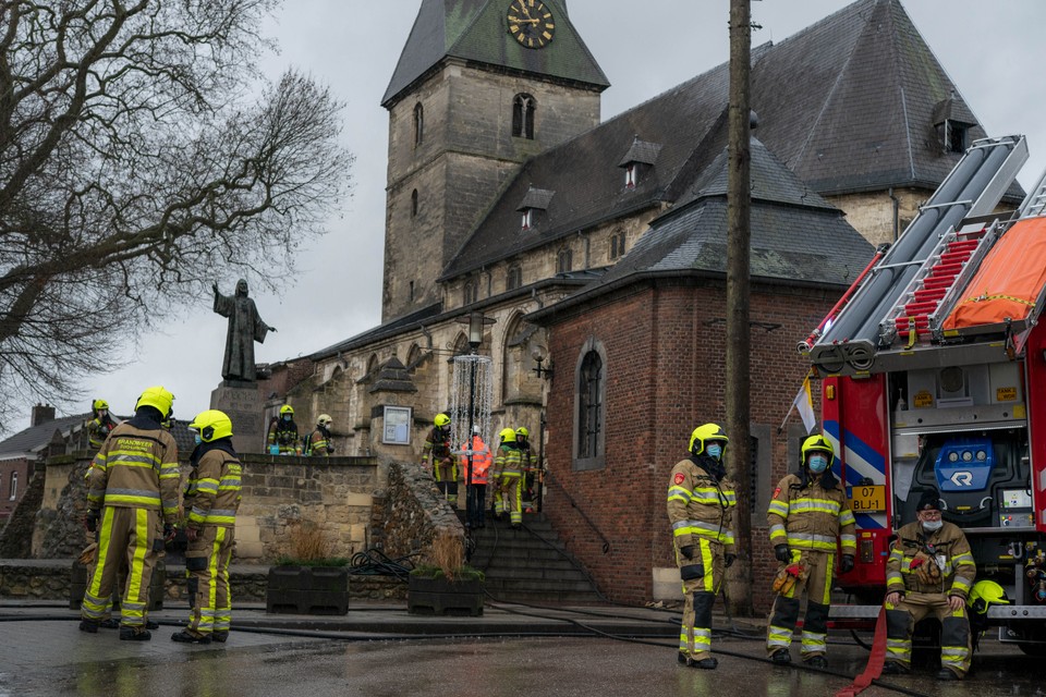 Dramatisch beeld van begin februari: brandweerlieden bestrijden een hevige binnenbrand in de monumentale Sint Brigidakerk  in Noorbeek. 