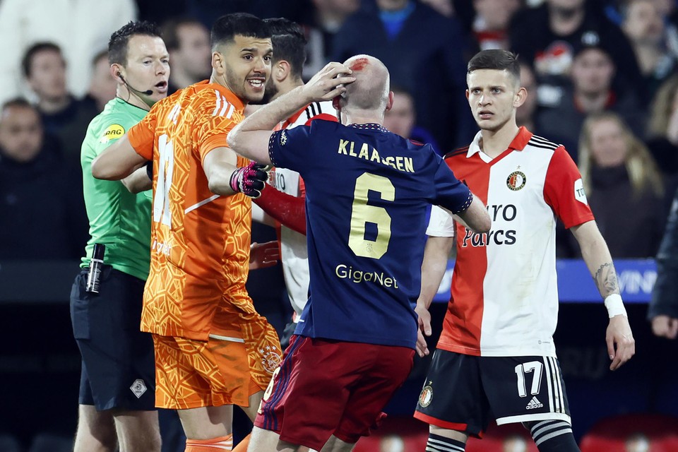 Het bekerduel Feyenoord-Ajax werd tijdelijk stilgelegd nadat Ajax-speler Davy Klaassen was getroffen door een vanuit het publiek gegooide aansteker.