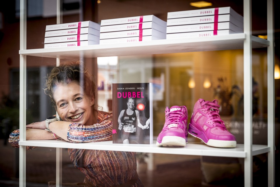 Saskia Leenders is trots op haar boek én haar roze schoenen. 