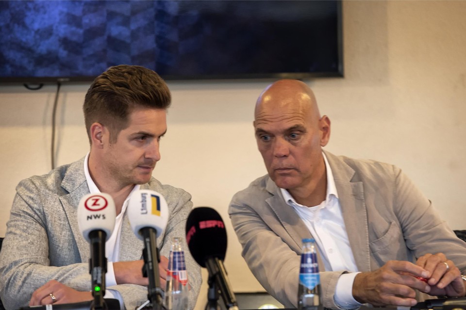 Algemeen directeur Jordens Peters (links) en hoofdtrainer Jurgen Streppel.  