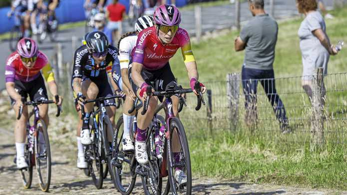 Demi Vollering in actie tijdens het NK op de weg.