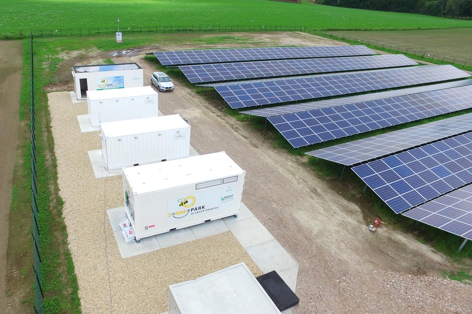 De vier containers met buurtbatterij in Altweerterheide staan naast het zonnepark met 6500 panelen.
