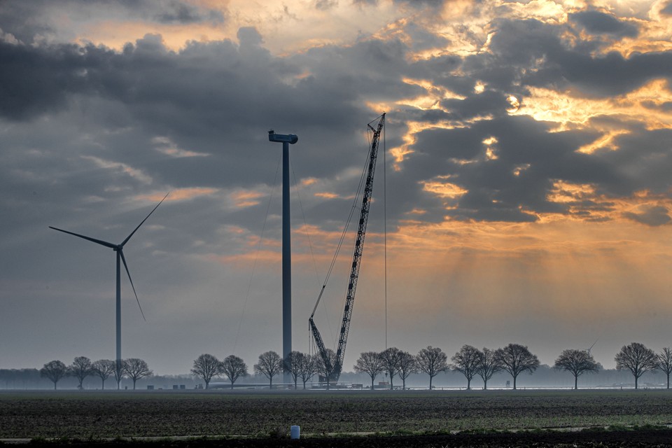 De windmolens, hier nog in aanbouw, in Ospeldijk. 