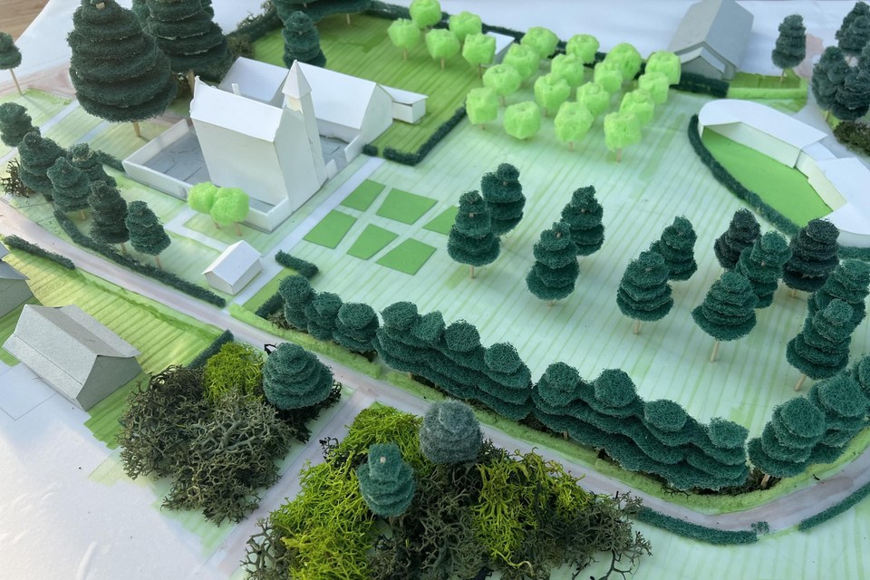 Op deze maquette staat links De Thooren en rechtsboven in de hoek de twee geplande woningen in wit.