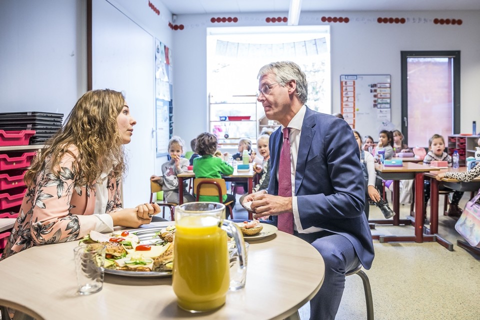Anouk Huijs in gesprek met minister Slob. 