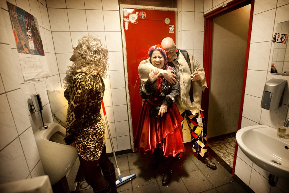 Carnavalisten op het toilet (niet in De Maaspoort).