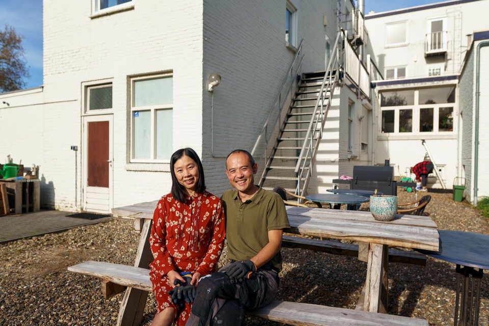 Shirley en Yang Chen op het bankje in de tuin van hun hotel in Schin op Geul. 
