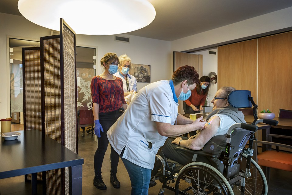 De Croonenhoff in Maastricht was een van de 15 locaties van Envida waar verpleeghuisbewoners donderdag werden gevaccineerd. 