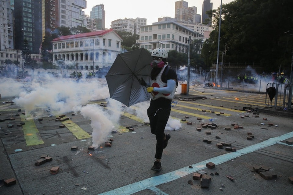Het is al weken onrustig in Hongkong waarbij de protesten een steeds grimmiger karakter krijgen. 