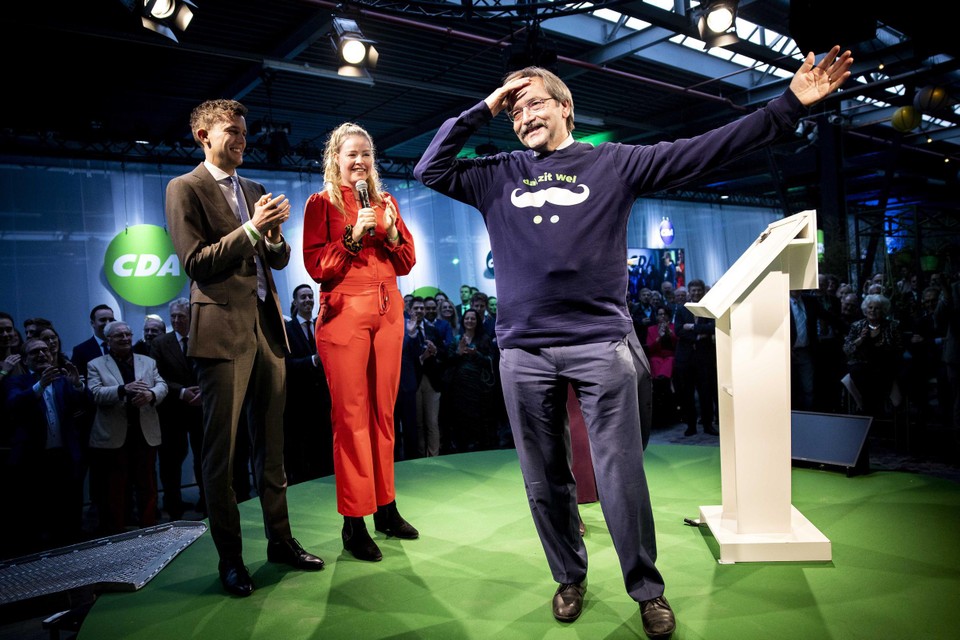 Oud-gouverneur Theo Bovens krijgt tijdens het partijcongres een sweater cadeau ter gelegenheid van zijn uitverkiezing tot lijsttrekker voor de Eerste Kamer. 